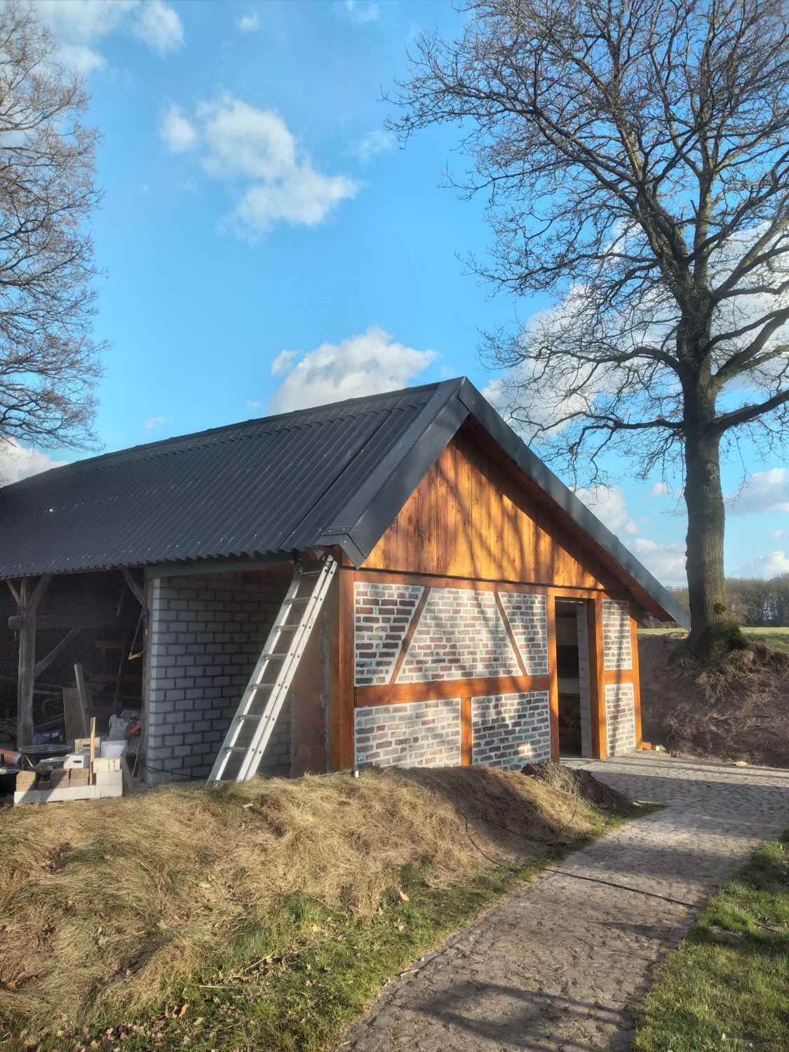 Carport mit Fachwerk und neuer Eindeckung