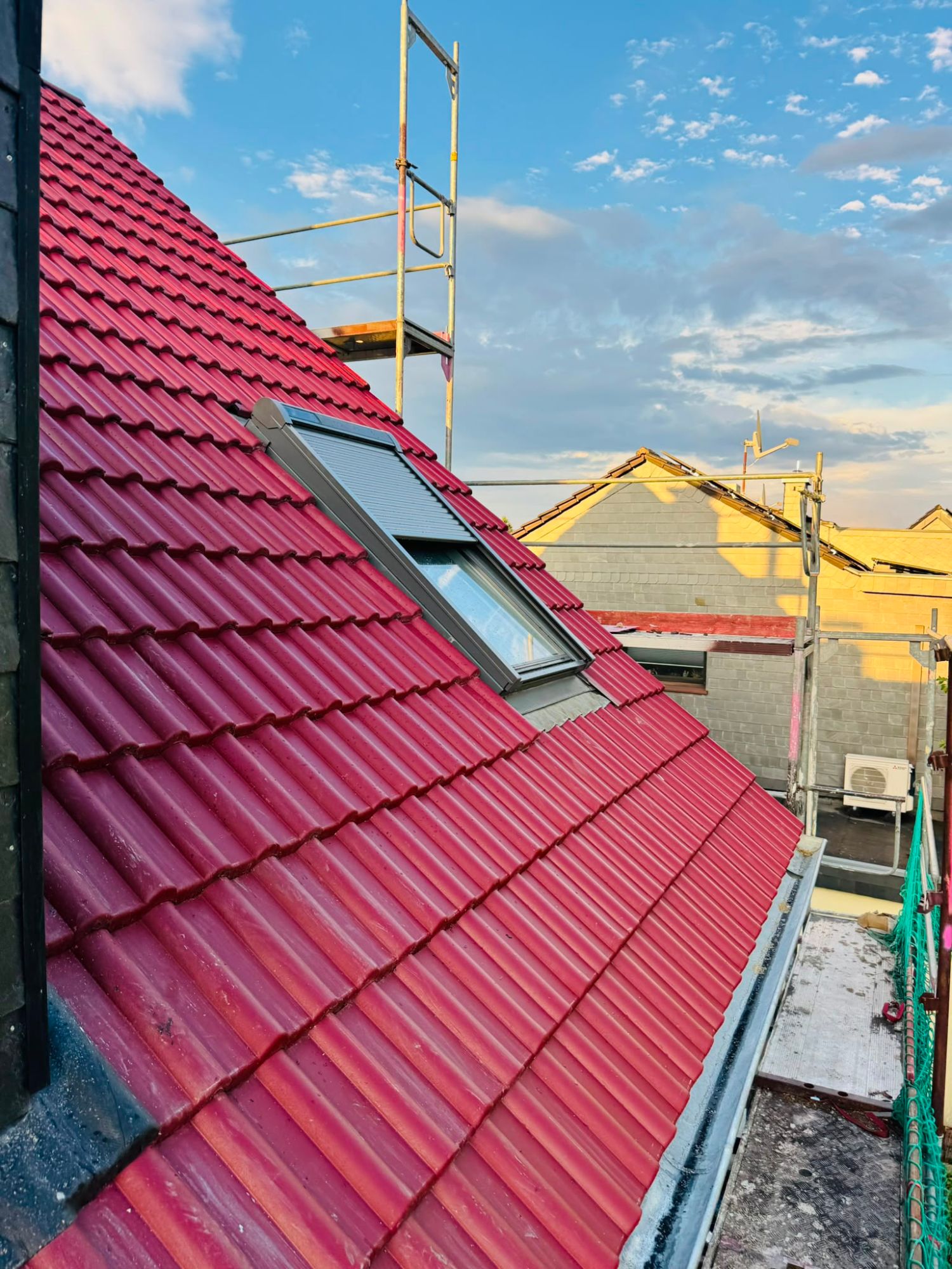 Dachfenster mit Rollladen in rotem Ziegeldach